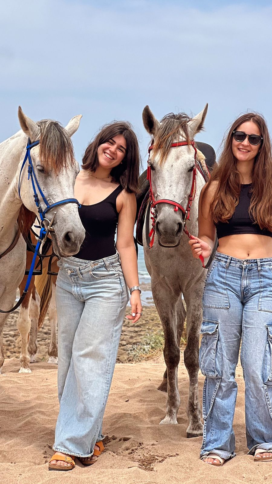 Filles avec chevaux blancs